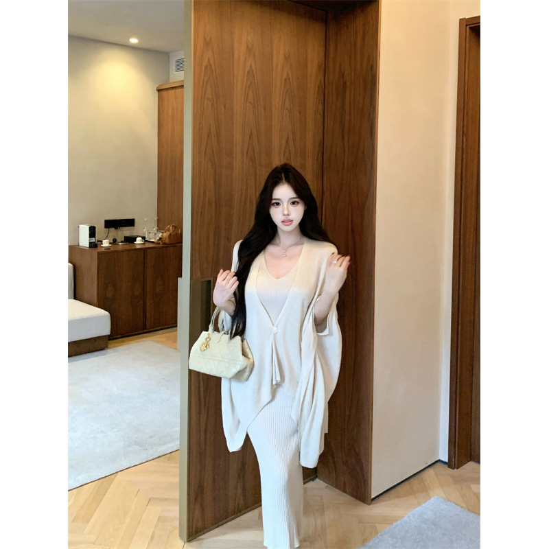 昕可达【江南美人】米色气质感斗篷披肩收腰显瘦挂脖针织长裙套装|undefined