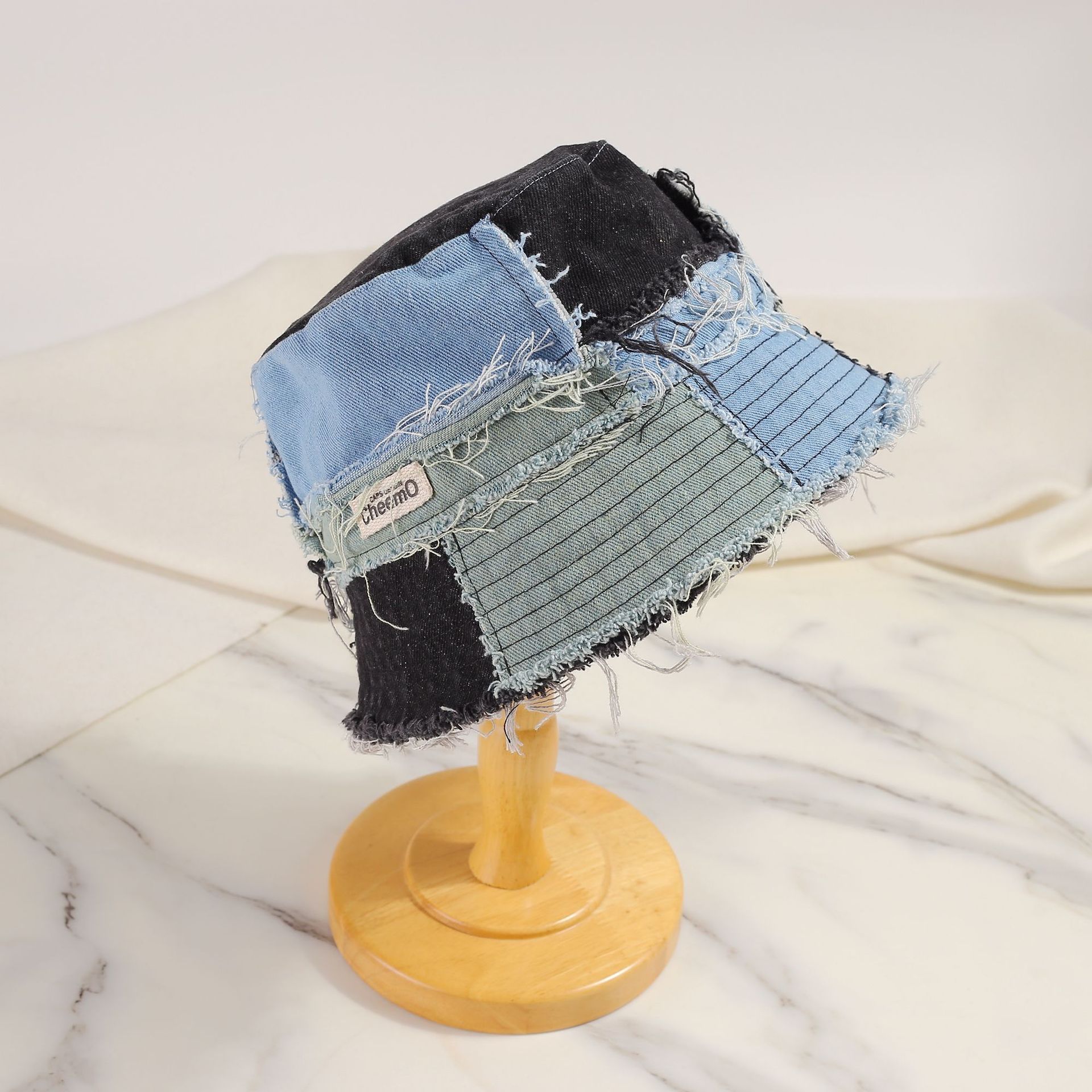Chapeau de pêcheur en denim au design unique pour femmes, nouveau chapeau de soleil décontracté et polyvalent à bords effilochés et patchwork, affinant le visage_voghion.com