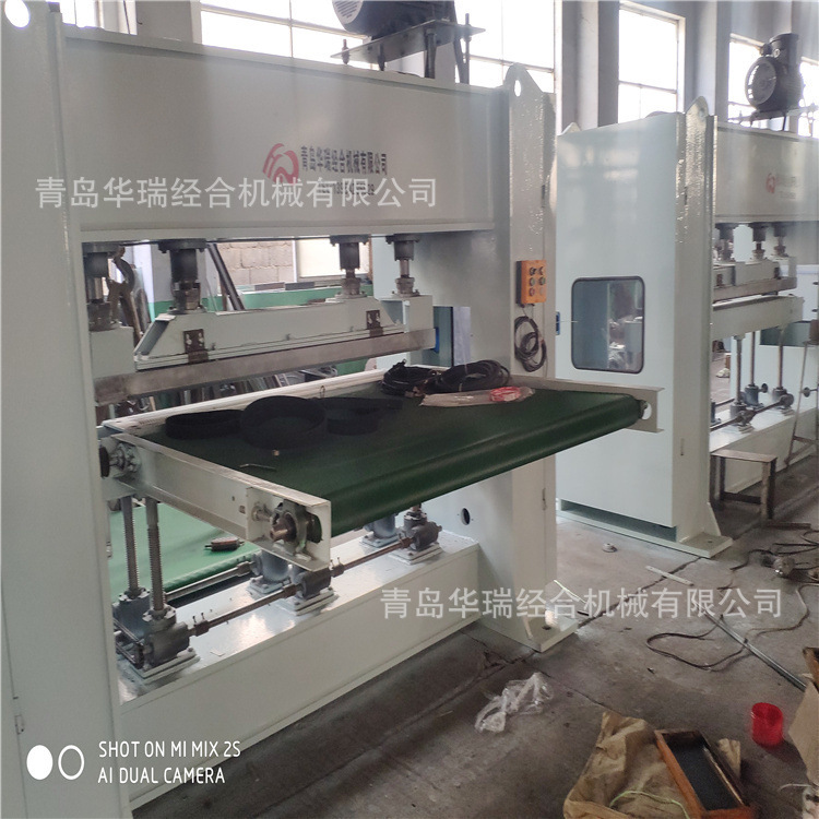 国碳纤维预氧丝毡设备    青岛华瑞经合机械制造