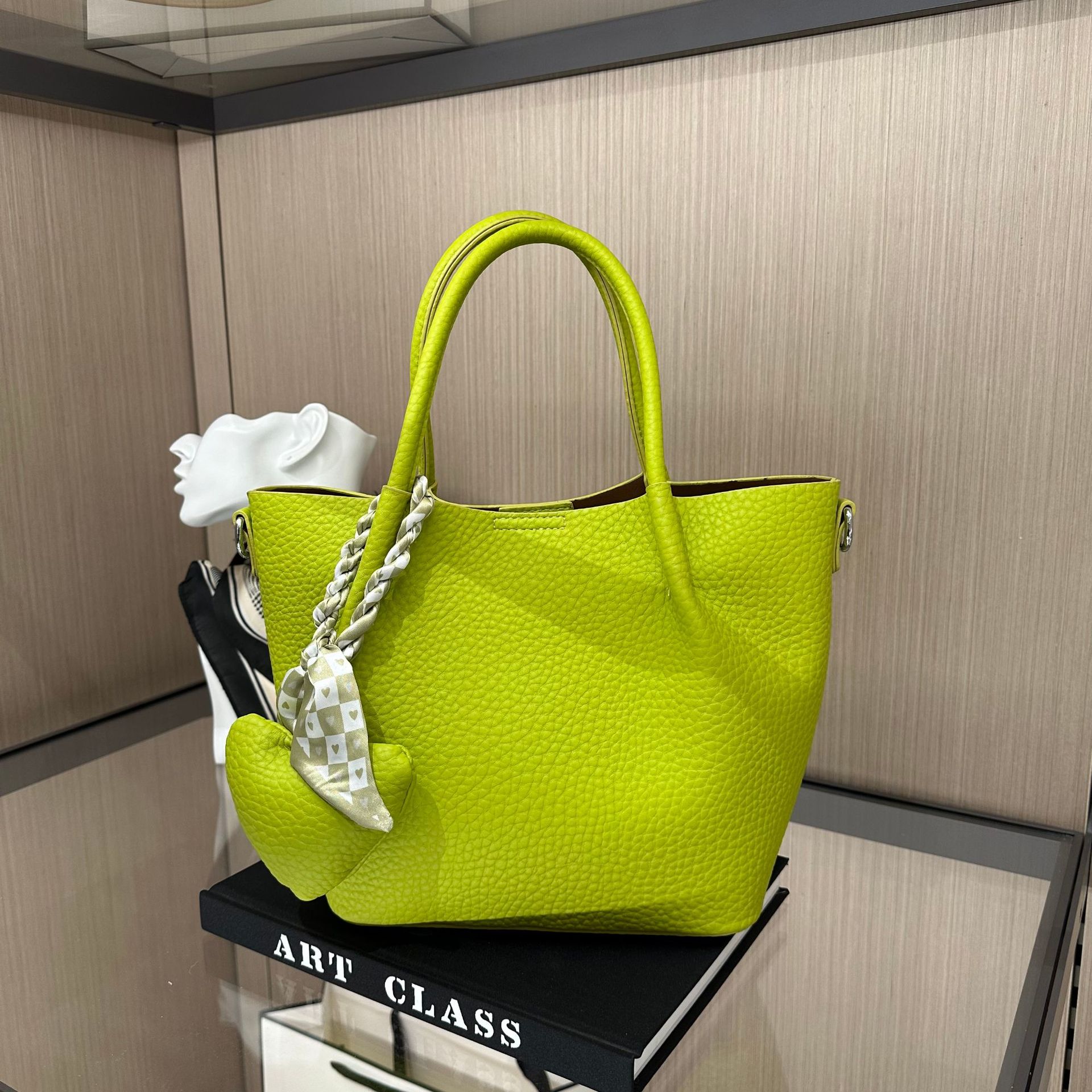 Frau Groß Pu-Leder Einfarbig Elegant Klassischer Stil Reißverschluss Handtasche display picture 2