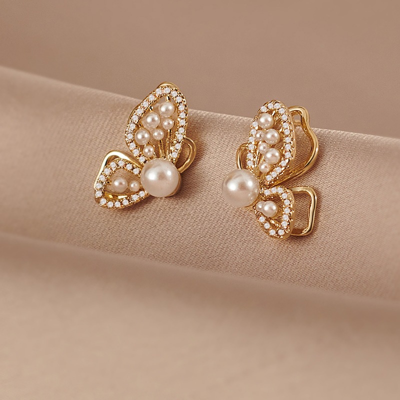 Fashion Hollow Three-dimensional Butterfly Pearl Earrings Wholesale display picture 4