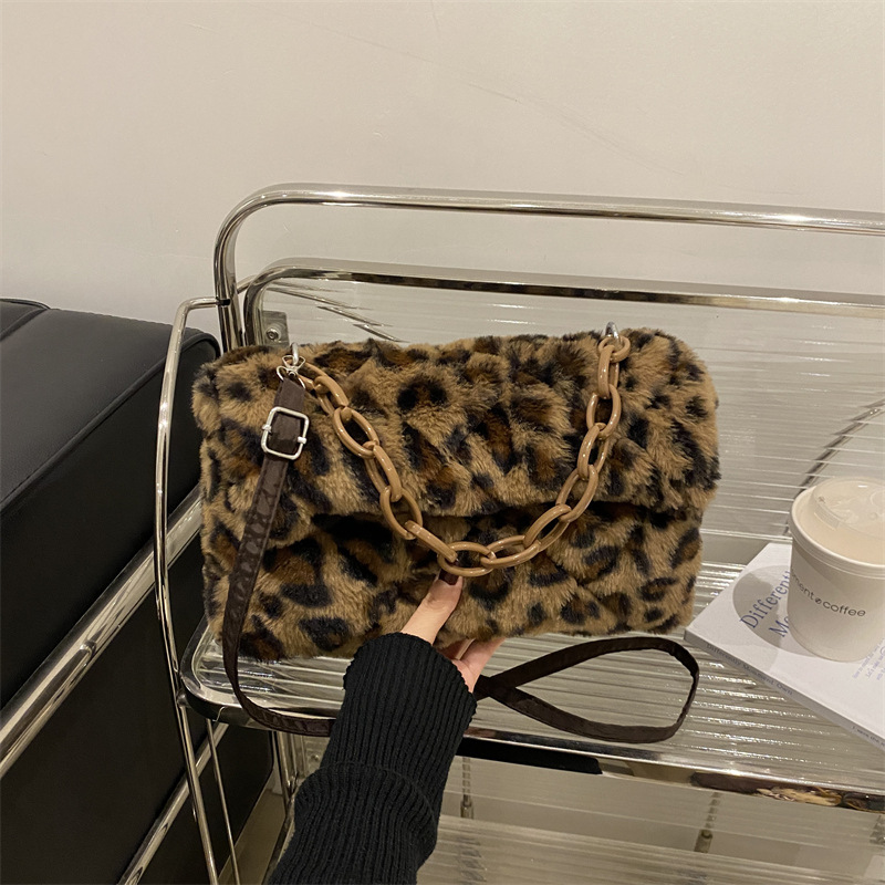 2025 principios de primavera nueva moda simple bolso de hombro de peluche personalidad mujer textura de moda suave bolso de pelo glutinoso brazo