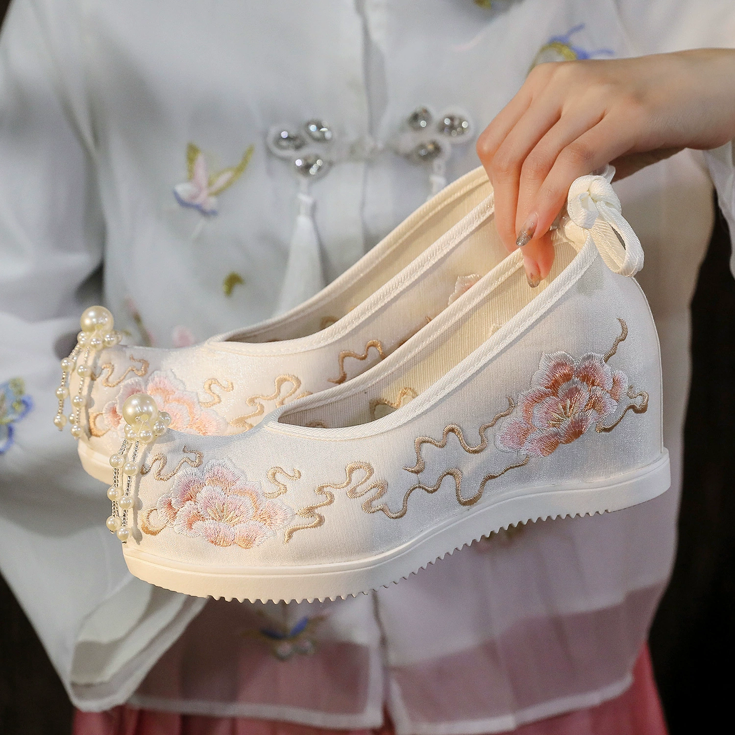 [YunbaiLian] 2024 Весенняя Новая тканевая обувь с жемчугом и поднятым носком, вышитая в старинном этническом стиле обувь ханьфу