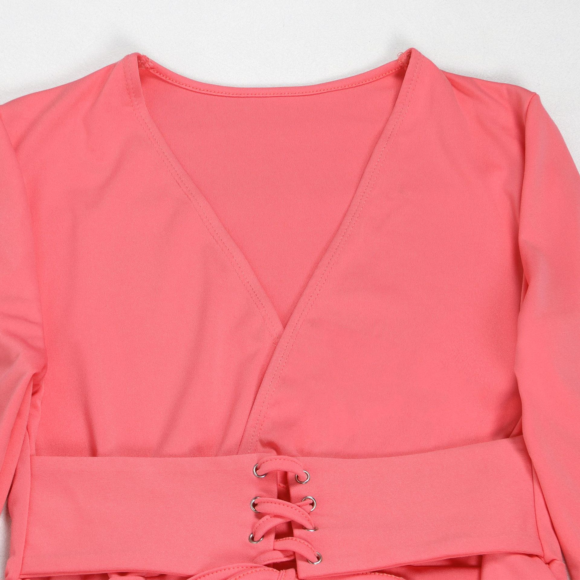 Conjunto de dos piezas de blusa y pantalón de manga larga con escote en V y cintura ajustada de color liso