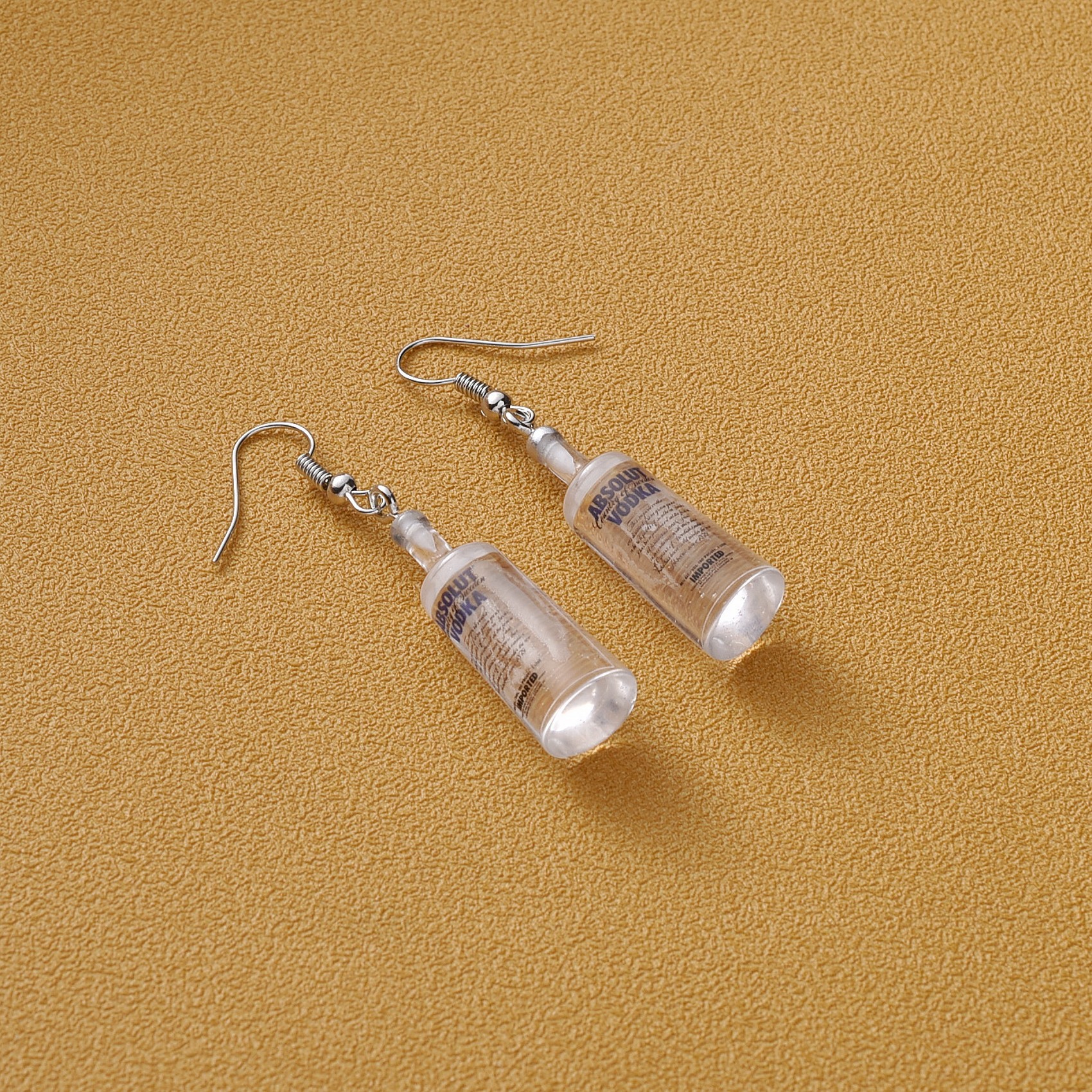 Nuevos auriculares coreanos botellas de cerveza divertidas botellas de agua mineral pendientes creativos joyas de orejas rojas en línea