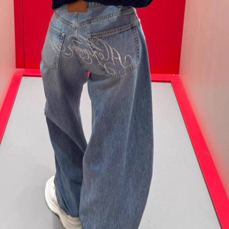 Another Amazing Pair of Pants Is Now Available!! Alexander 2025 Spring New Model with Rhinestones on the Back, Slimming Wide-Leg Straight Jeans for Women Another Amazing Pair of Pants Is Now Available!! Alexander 2025 Spring New Model with Rhinestones on the Back, Slimming Wide-Leg Straight Jeans for Women