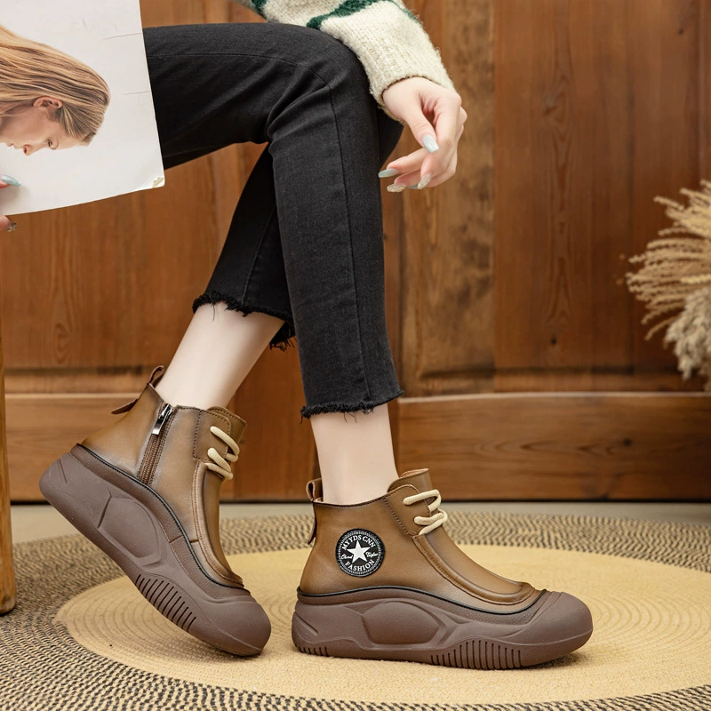 Ботинки из натуральной кожи на толстой платформе, новая модель осень-зима 2025, полированные ретро-ботинки на высокой подошве, средней высоты, на мягкой подошве, повседневные.