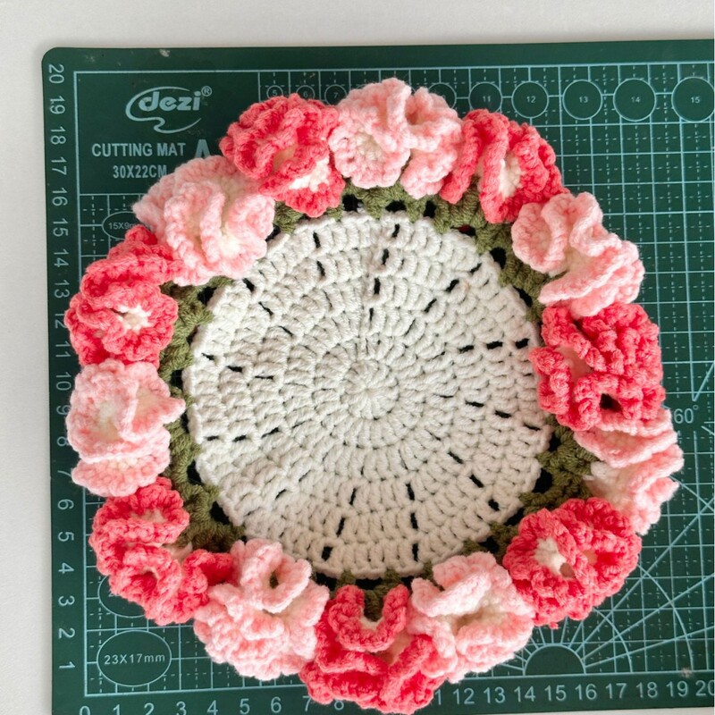 完成した手作りのバラの花束コースター、毛糸のかぎ針編みカップ、手持ちの花束、断熱手編みの花綿|undefined