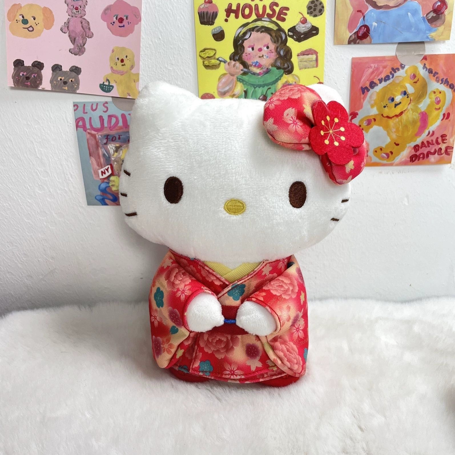 Плюшевая подвеска (Hello Kitty by Sanrio) — мягкая кукольная брелок, подвеска для сумки, варианты «скрип» и цепочка с бусинами