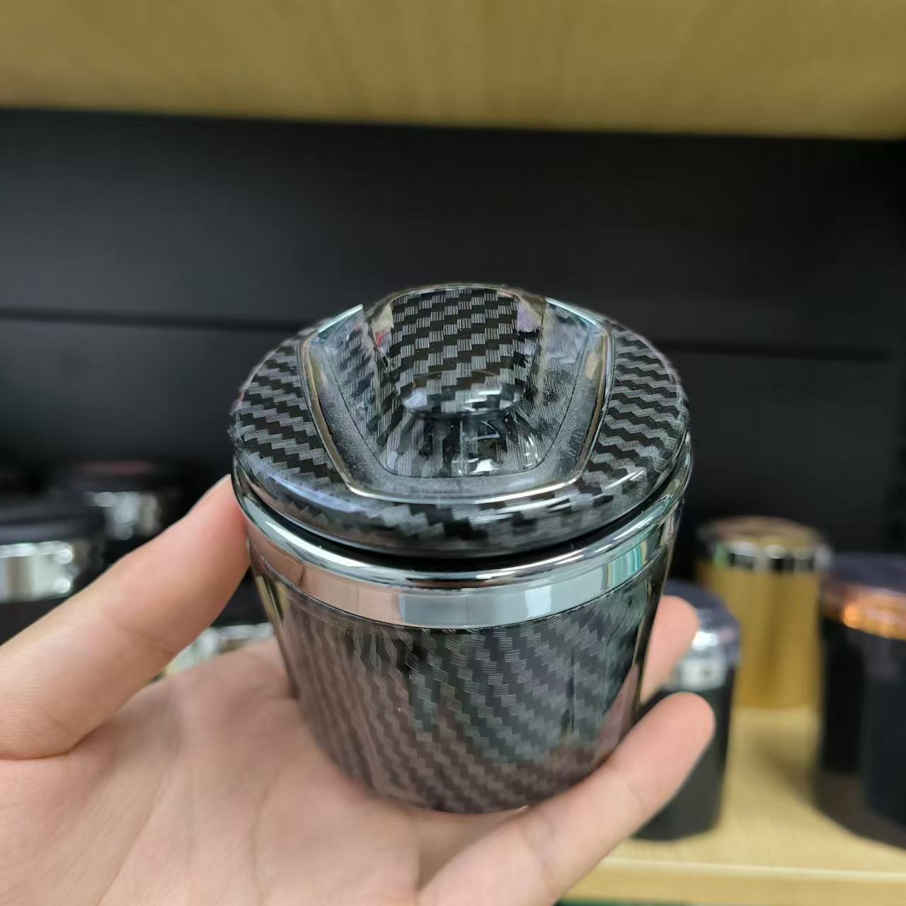 Car Ashtray Flip Open Light Ceramic Inner Tank Carbon Fiber Pattern Hidden Car and Car Dual-purpose Ceramic Inner Tank