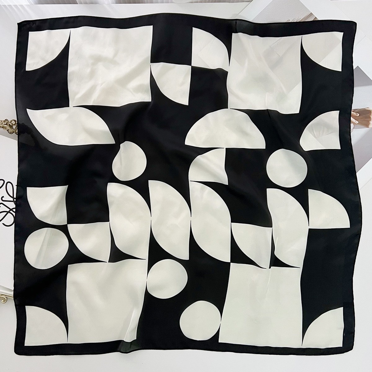 F1-A2A60026-1 # 기하학적 흑백