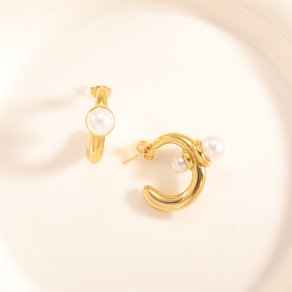 Diamante geométrico en forma de C pendientes de orejas de mujer temperamento coreano amor pendientes de orejas de corazón simple y compacto al por mayor