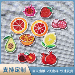 アニメの夏の果物刺繍布はかわいい牛油果刺繍を貼って、自分で接着したバックゴムの服を貼って穴を割って丁貼りをします。