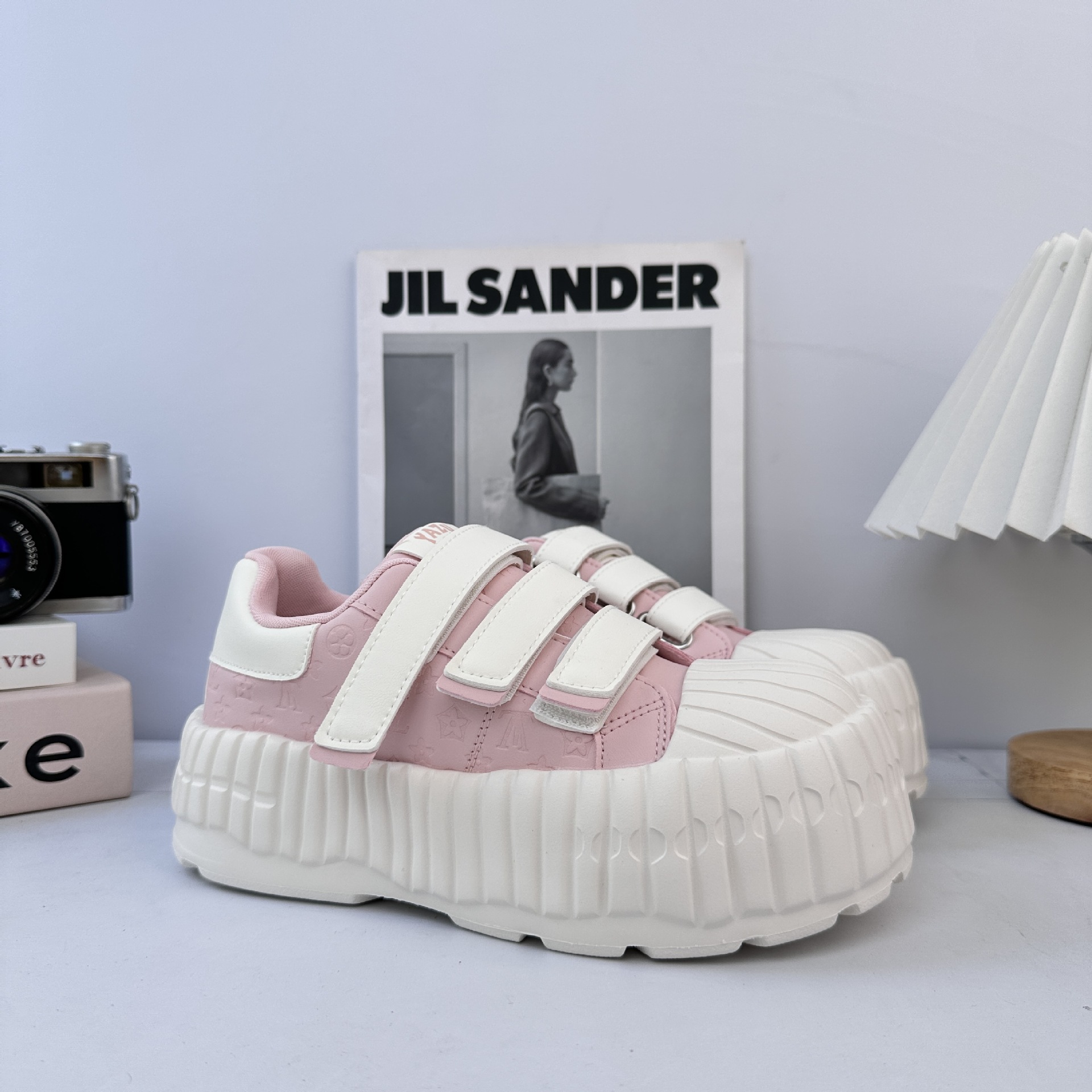 Velcro rosa muffin skate zapatos de mujer feos 2025 otoño nuevo chic nicho de diseño deportivo zapatos blancos pequeños