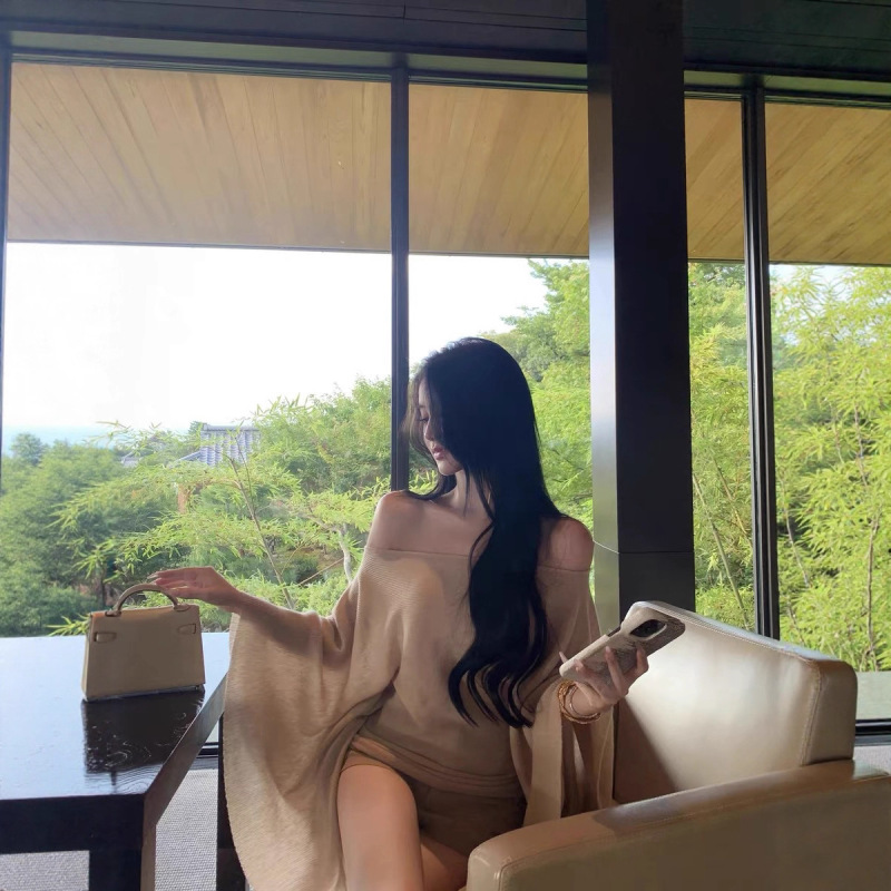 JAYKY YANG叠搭伴侣绵羊毛抽绳针织罩衫一字肩微透披肩上衣女|undefined