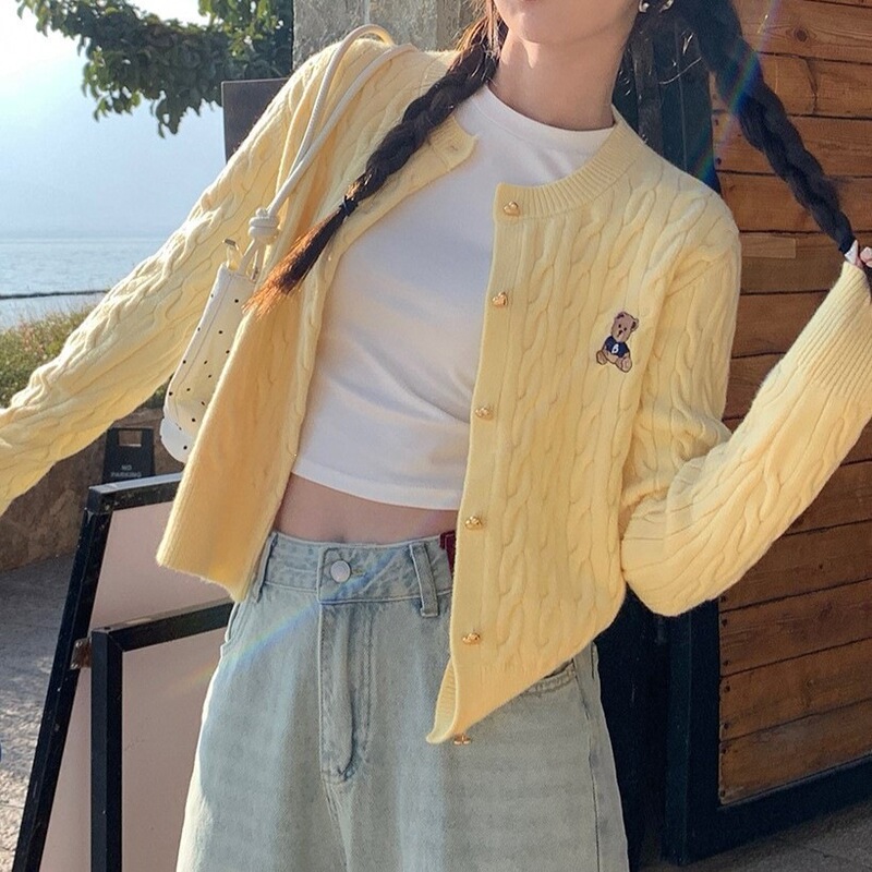 Korean-style new spring and autumn knitted cardigan jacket with embroidered bear, ribbed top, college-style sweater for women, round neck, cable knit Korean-style new spring and autumn knitted cardigan jacket with embroidered bear, ribbed top, college-style sweater for women, round neck, cable knit