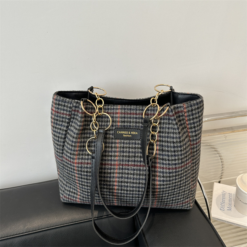 Bolso retro para mujeres 2025 primavera nueva celosía de gran capacidad relajada sensación de moda casual mochila de hombro