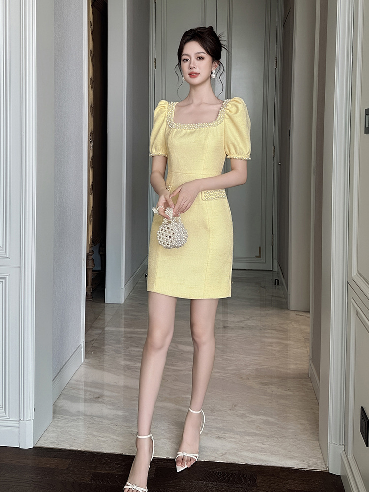 Đầm ôm body nữ cổ vuông đính ngọc trai phong cách Chanel — màu vàng kem