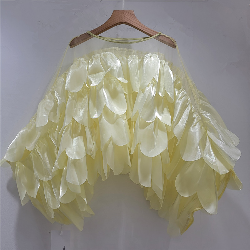 Diseño de nicho femenino extranjero perlado irregular decoración de borde de loto chic camisa de manga de murciélago moda