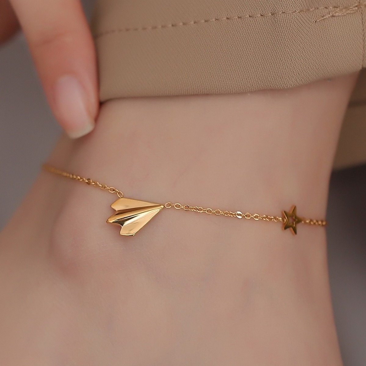 Does not fade ~ 2023 new style small airplane anklet for women summer niche light luxury high-end 18K gold plated gift