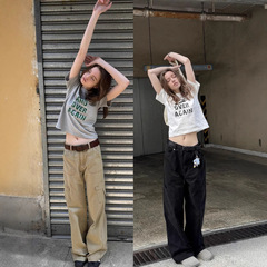 アメリカのレトロなアルファベットのプリント半袖tシャツの女性の小さいギャルは身を修めて痩せています。