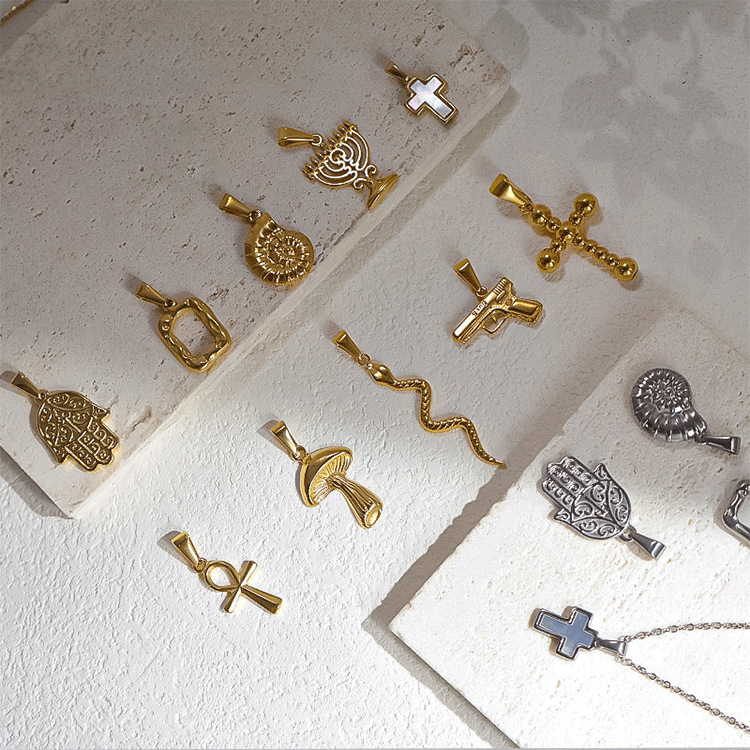 Collana lunga con ciondolo geometrico in acciaio dorato_voghion.com