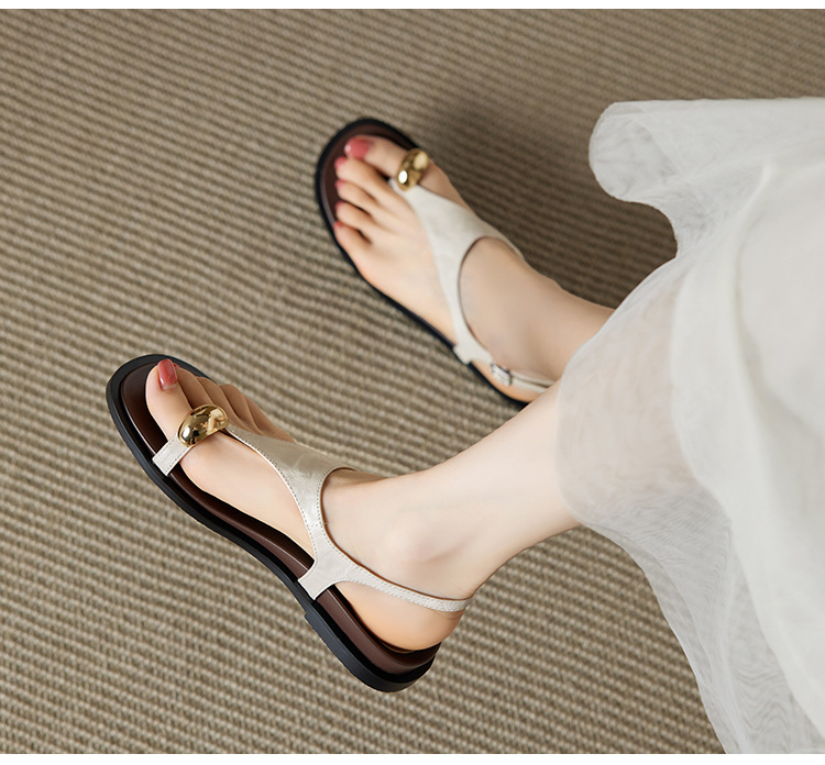 Dép sandal nữ xỏ ngón đế bệt da cừu khóa kim loại — màu nâu chi tiết 11