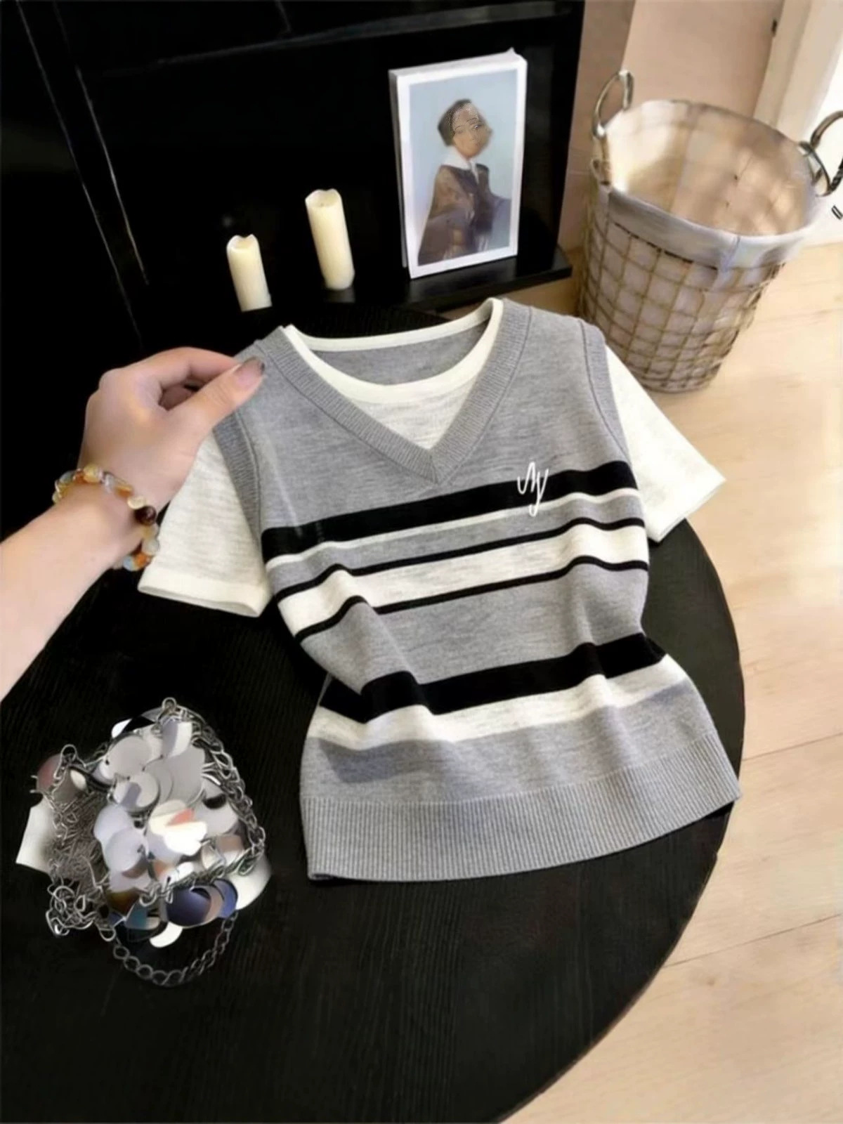 Áo thun nữ cổ tròn phối hai lớp sọc kẻ tay ngắn chất liệu cotton mát — màu xám