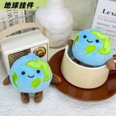 新款趣味地球公仔毛绒玩具一个小地球卡通包包钥匙扣挂件钥可代发