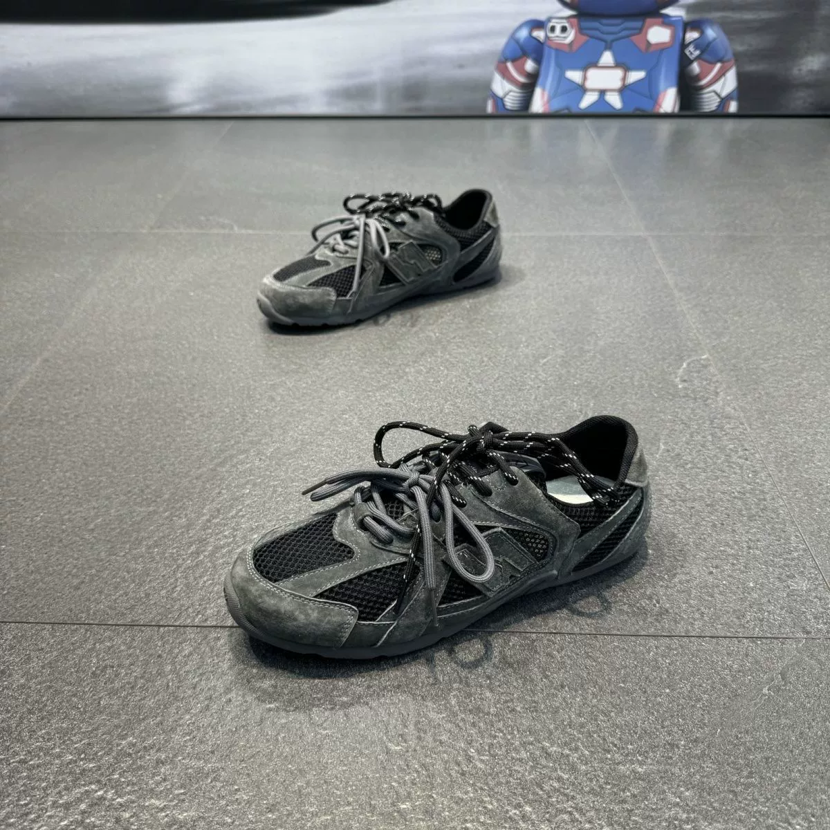 Мужские летние кроссовки 2025, новые весенне-летние дышащие сетчатые модные универсальные белые кеды на мягкой подошве, повседневный стиль