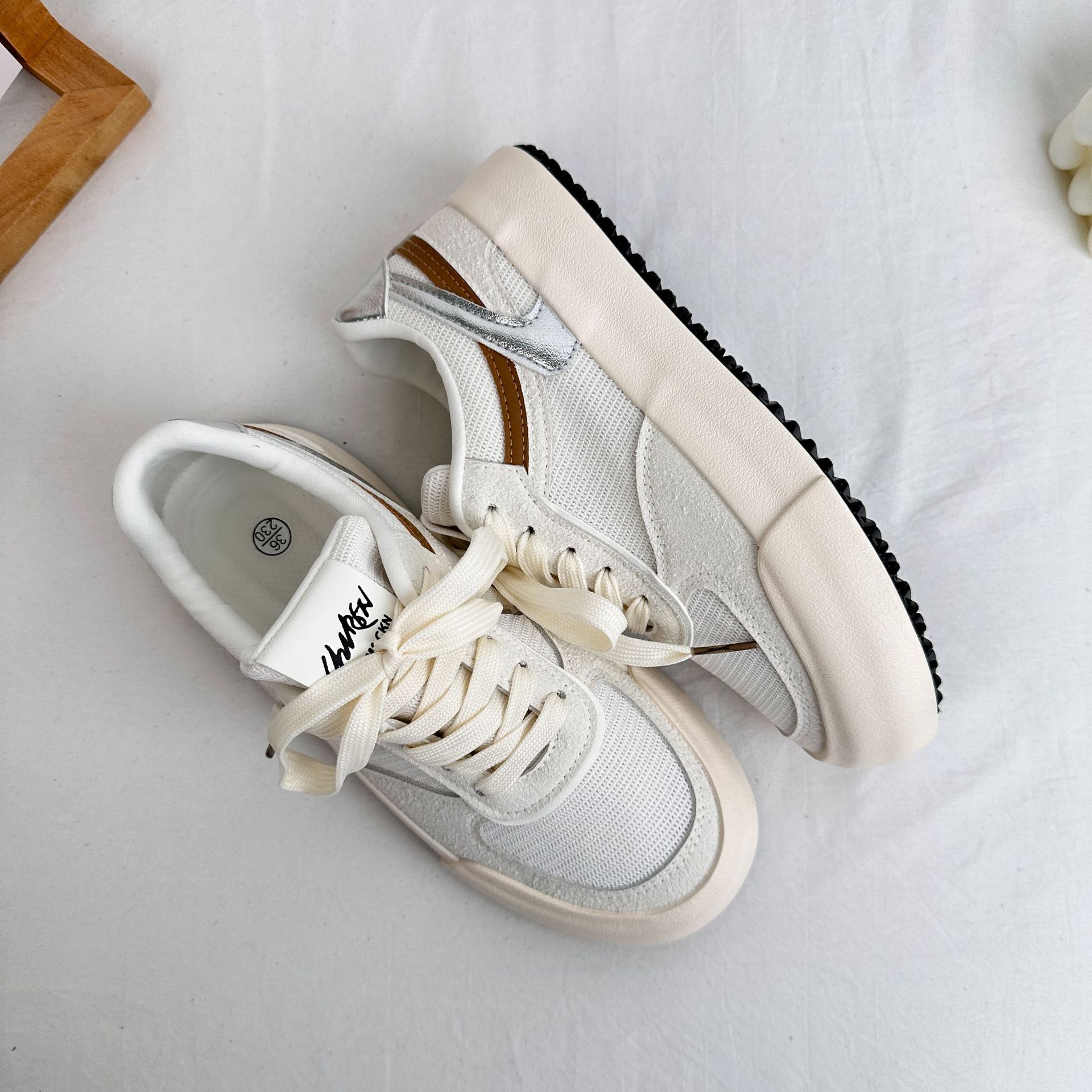 Zapatos blancos de estilo americano para mujeres 2025 primavera nuevos zapatos de skate de moda de suela gruesa para mujeres tendencia deportiva casual universal 6610