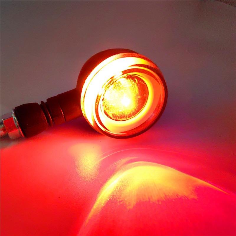 빨간 빛으로 다채로운 회전 운전