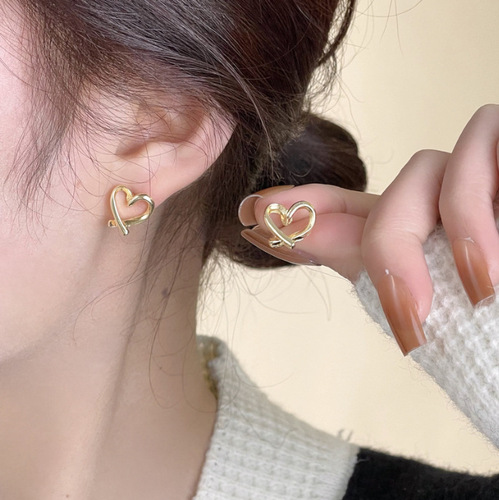 S925 Silver Sweet Heart Stud Earrings for Women, Hollow Design, Unique and Chic Earrings, High-end, Stylish and Versatile, Instagram-style Ear Decorations