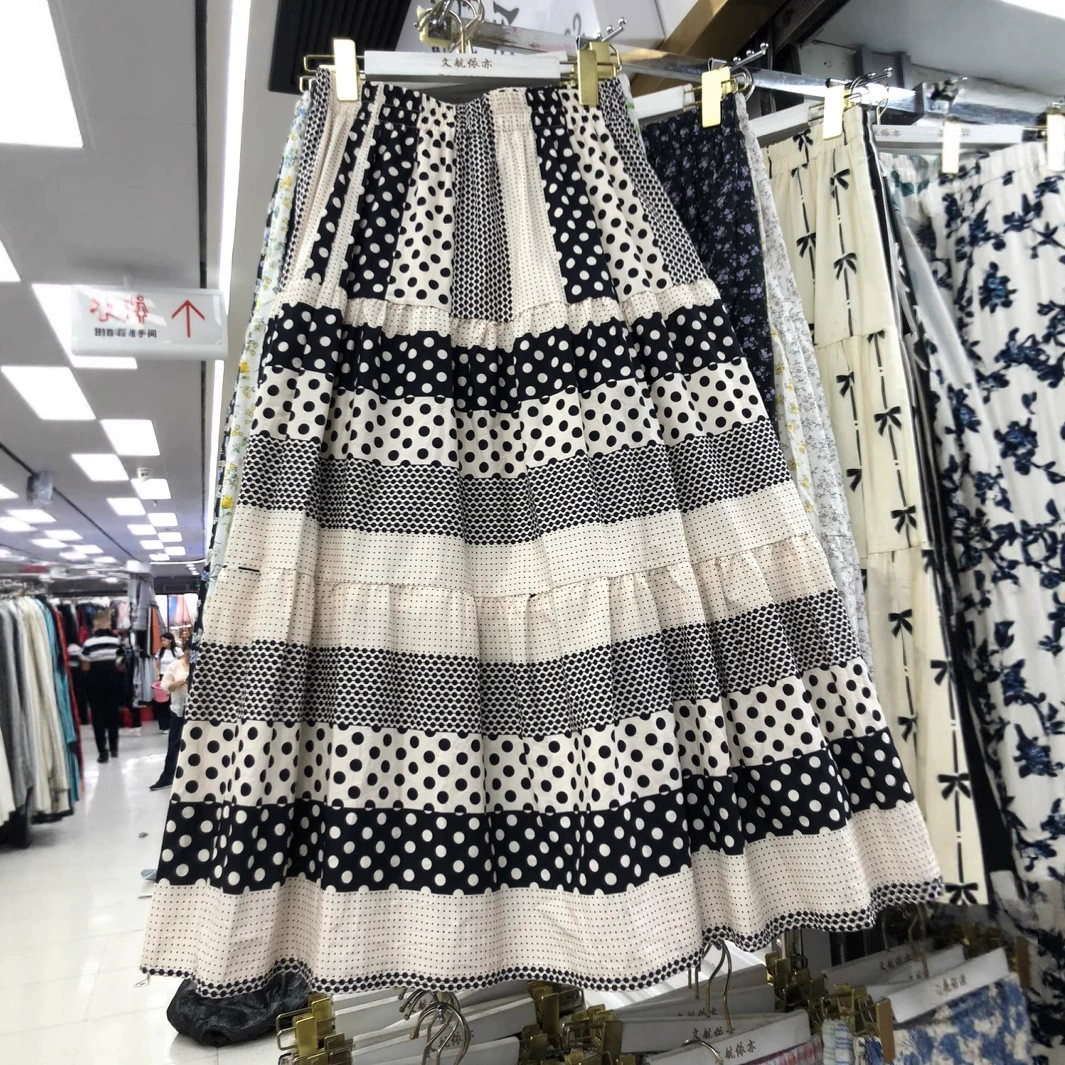 Корейская хлопковая юбка контрастного цвета в горошек для женщин с нишевым дизайном и облегающим силуэтом. Юбка А-силуэта с широким подолом.