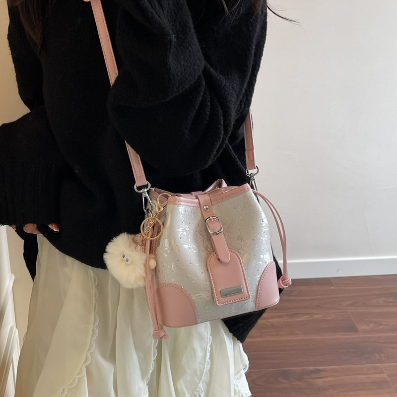 Bolsa de cubo para mujeres 2025 nueva moda super caliente nicho bolso de hombro diseño universal bolso de textura de alta calidad bolso de mochila