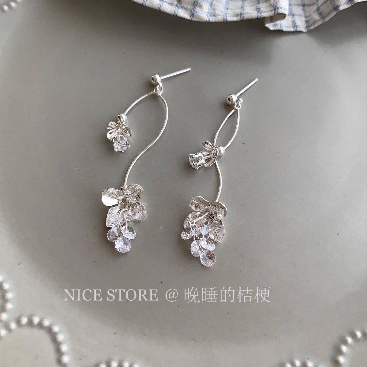 Long earrings with zircon, light luxury style
