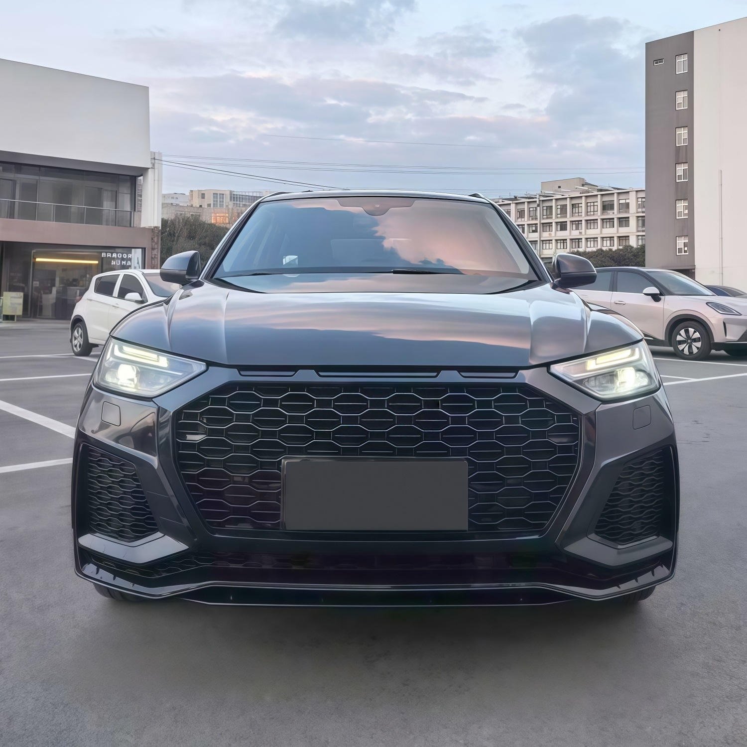 Suitable for Audi Q5L models from 2021 to 2026, this is a complete front bumper assembly for the RSQ5 modification, including the front bumper, front grille, and front fascia