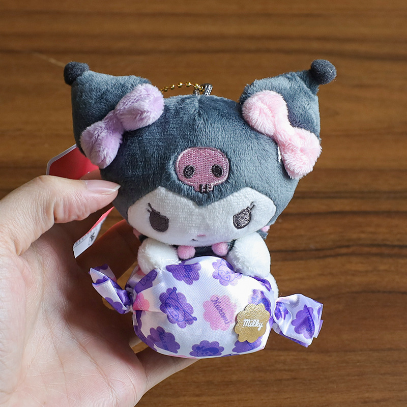 キャンディクロミのぬいぐるみを抱いています。|undefined