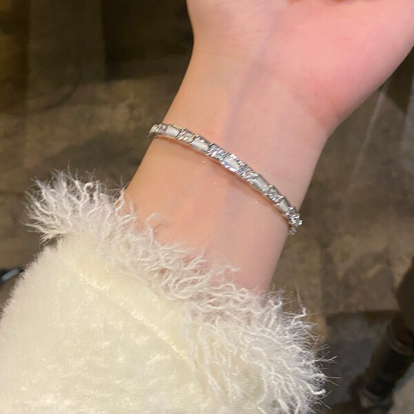 Bracelet with zircon