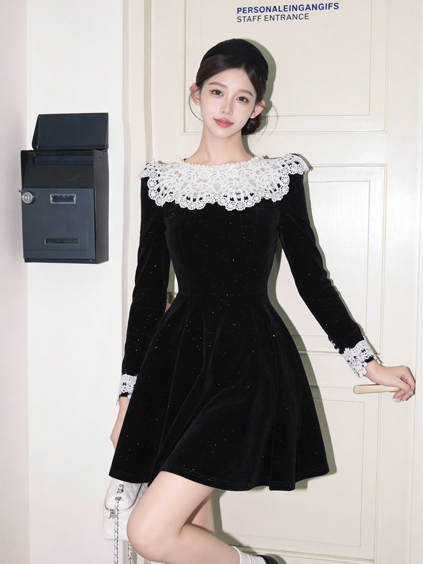 Đầm midi nhung A chữ cổ tròn ren hoa thắt eo — đen