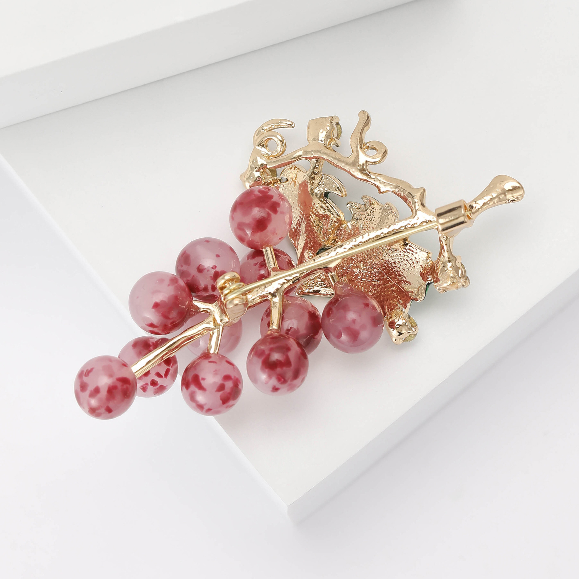 New Fashion Creative Enamel Grape Brooch Simple Diamond Fruit Pin Women's Clothing Accessories Corsage