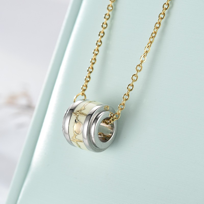 Europa y América nueva pareja de acero de titanio colgante fresco creativo ECG collar luminoso de acero inoxidable joyería al por mayor