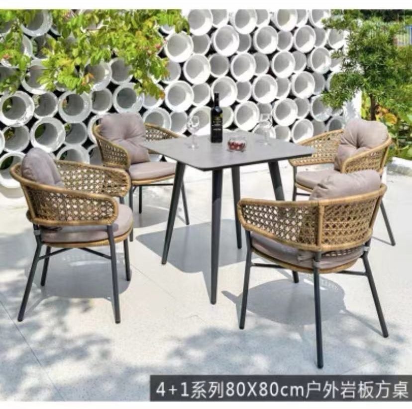 Una mesa y cuatro sillas