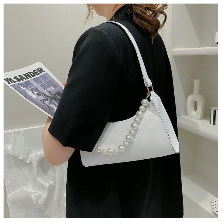 Simple Solid Color Pearl Chain Armpit Bag display picture 12