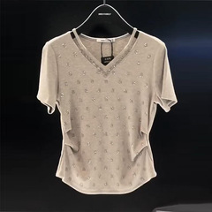 2025 新しい夏のスタイル V ネック中空半袖 T シャツ女性のファッショナブルな年齢軽減ヘビーデューティーダイヤモンドがちりばめられたプリーツ痩身トップ