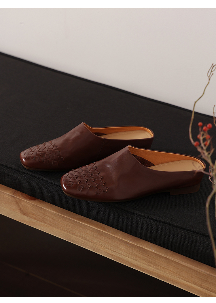 Dép mule nữ da bò mũi nhọn đế bệt kiểu dệt vintage — đen chi tiết 24
