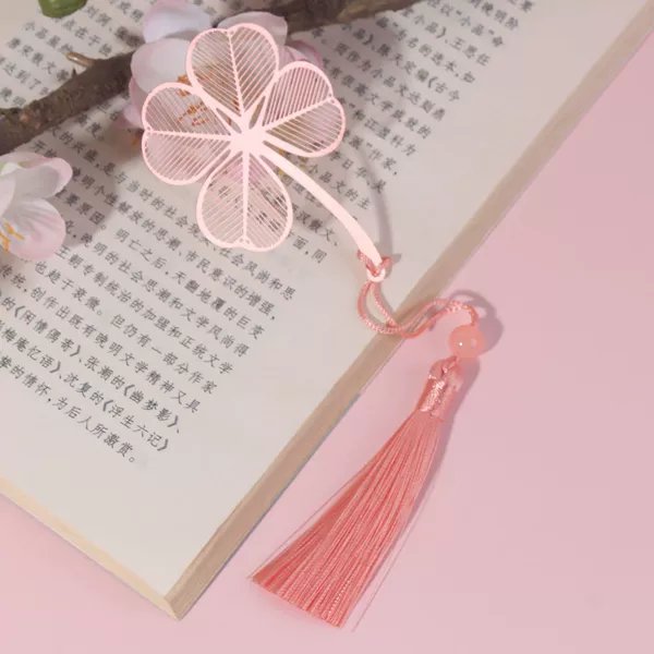 Four -leaf grass powder single bookmark