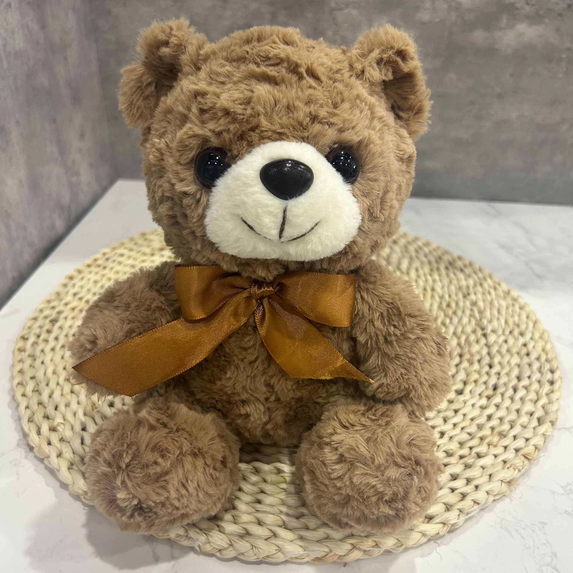 Los juguetes de peluche lindos se pueden combinar con logotipos impresos para enviar muñecas de muebles a amigos y vecinos.