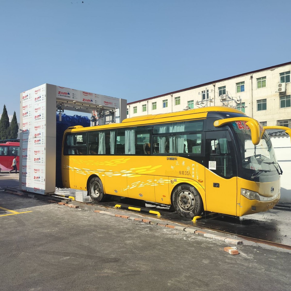 Máquina de lavado de autos computarizada para autobuses y camiones grandes, máquina de lavado de autos totalmente automática de pórtico reciprocante, máquina de limpieza de alta presión para vehículos de pasajeros comerciales