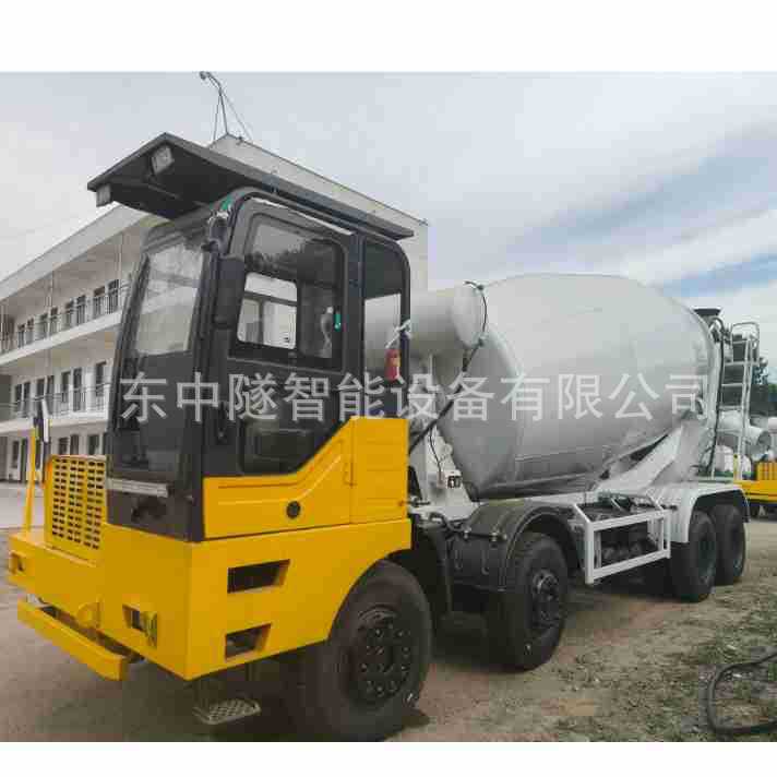 A Sixteen-Cubic-Meter Concrete Transport Vehicle with Two Open Ends, Used in Tunnel Height Restrictions, with a Concrete Mixer, Making It a Unique Type of Cement Mixer